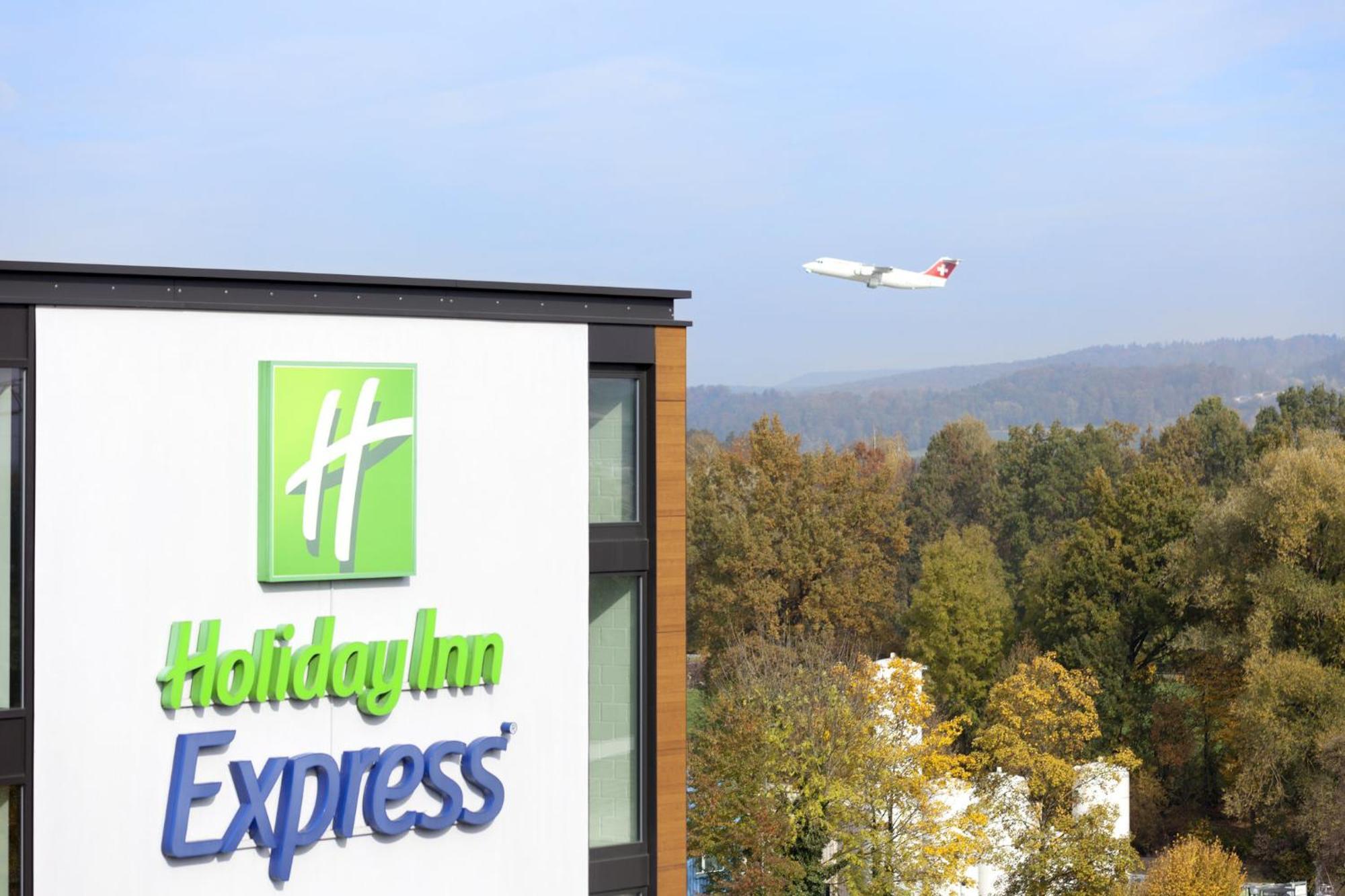 Holiday Inn Express Zurich Airport, An Ihg Hotel Rümlang Exteriör bild